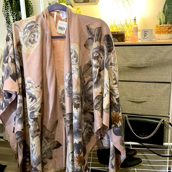 unkown Other - Gorgeous Shawl in a lavender color with a floral print.